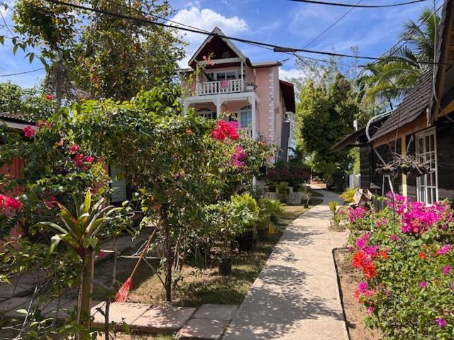 Firefly Beach Cottages Негрил Экстерьер фото